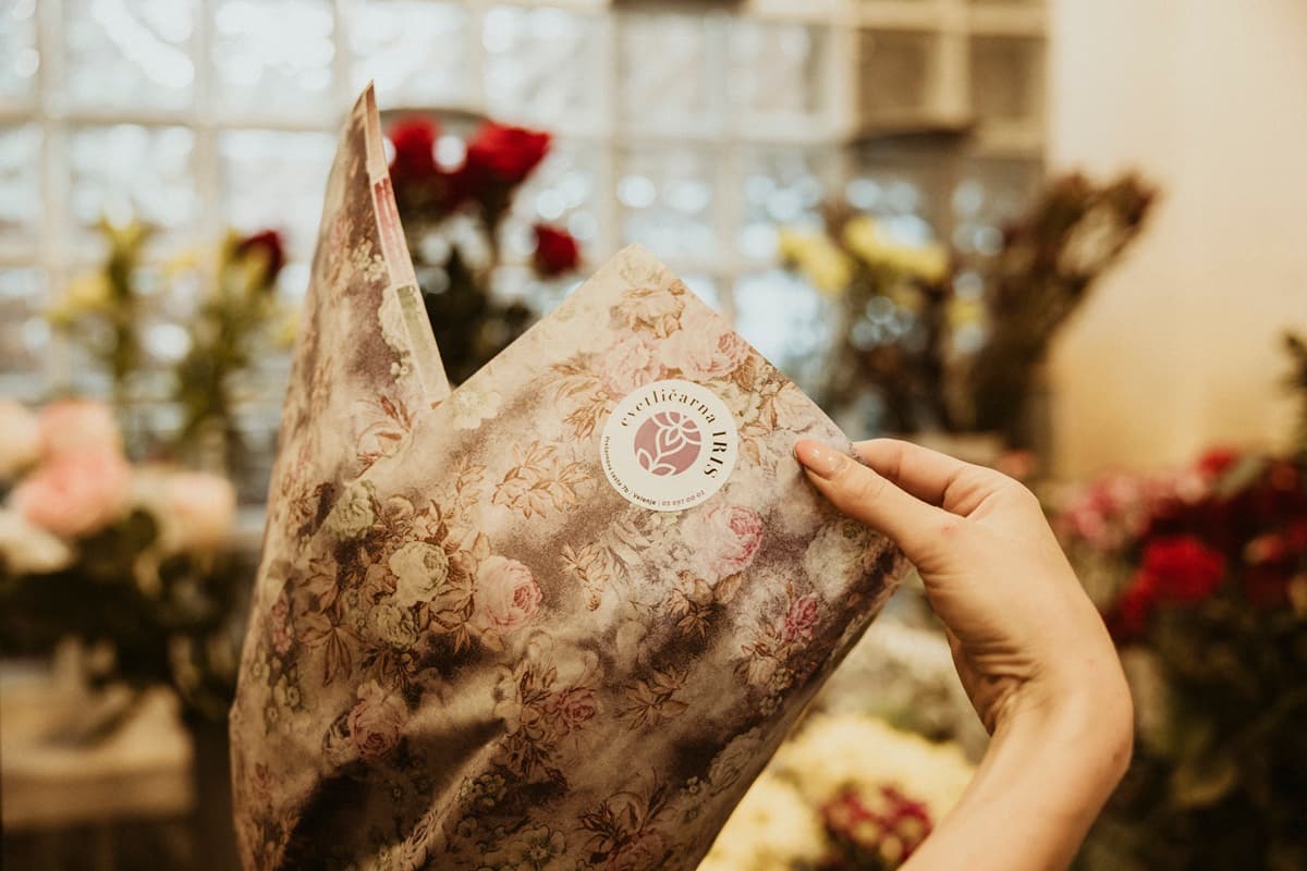 eleganten cvetlicni aranzma cvetlicarna iris velenje