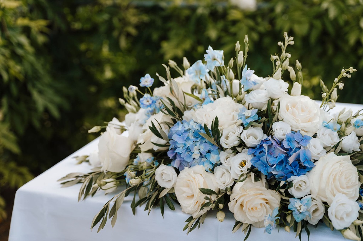 Poročni aranžma za mizo mladoporočencev – cvetličarna Iris Velenje